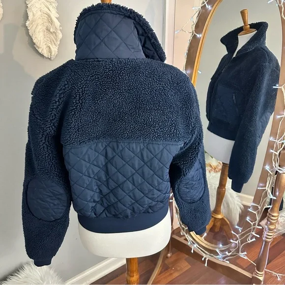 ✨Limited Edition✨ Alo Sherpa Edge Bomber in navy - Picture 11 of 14